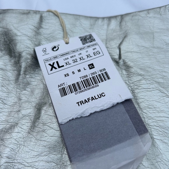 Metallic silver mini skirt - Picture 2 of 7